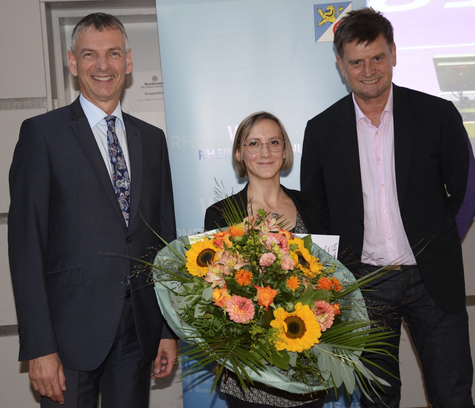 Landrat Frank Kilian (l.) und der Sportkreisvorsitzende Markus Jestaedt (r.) ehrten gemeinsam Natascha Hiltrop, die bei den Paralympics eine Gold- und eine Silbermedaille gewonnen hatte.	Foto: MRM – Michael-Reitz-Medienbüro